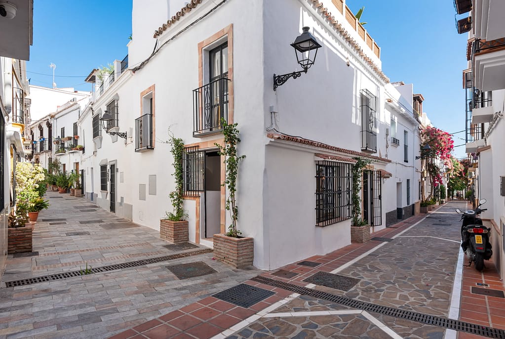 Charming exterior façade of Casa Aduar 22 – apartment in Marbella Old Town