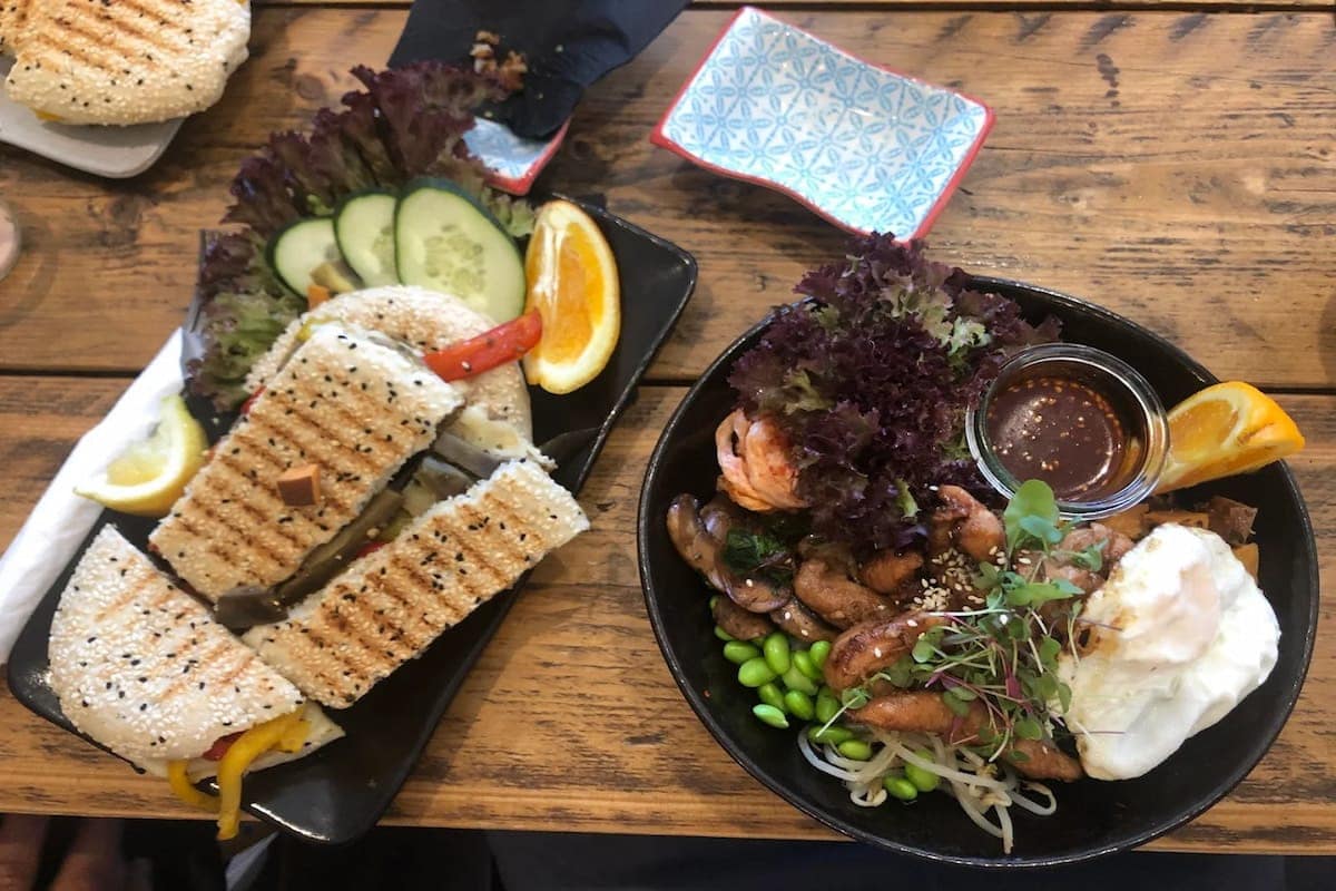 Breakfast and brunch at Dezentral Marbella – healthy bowls, sandwiches and fresh juices