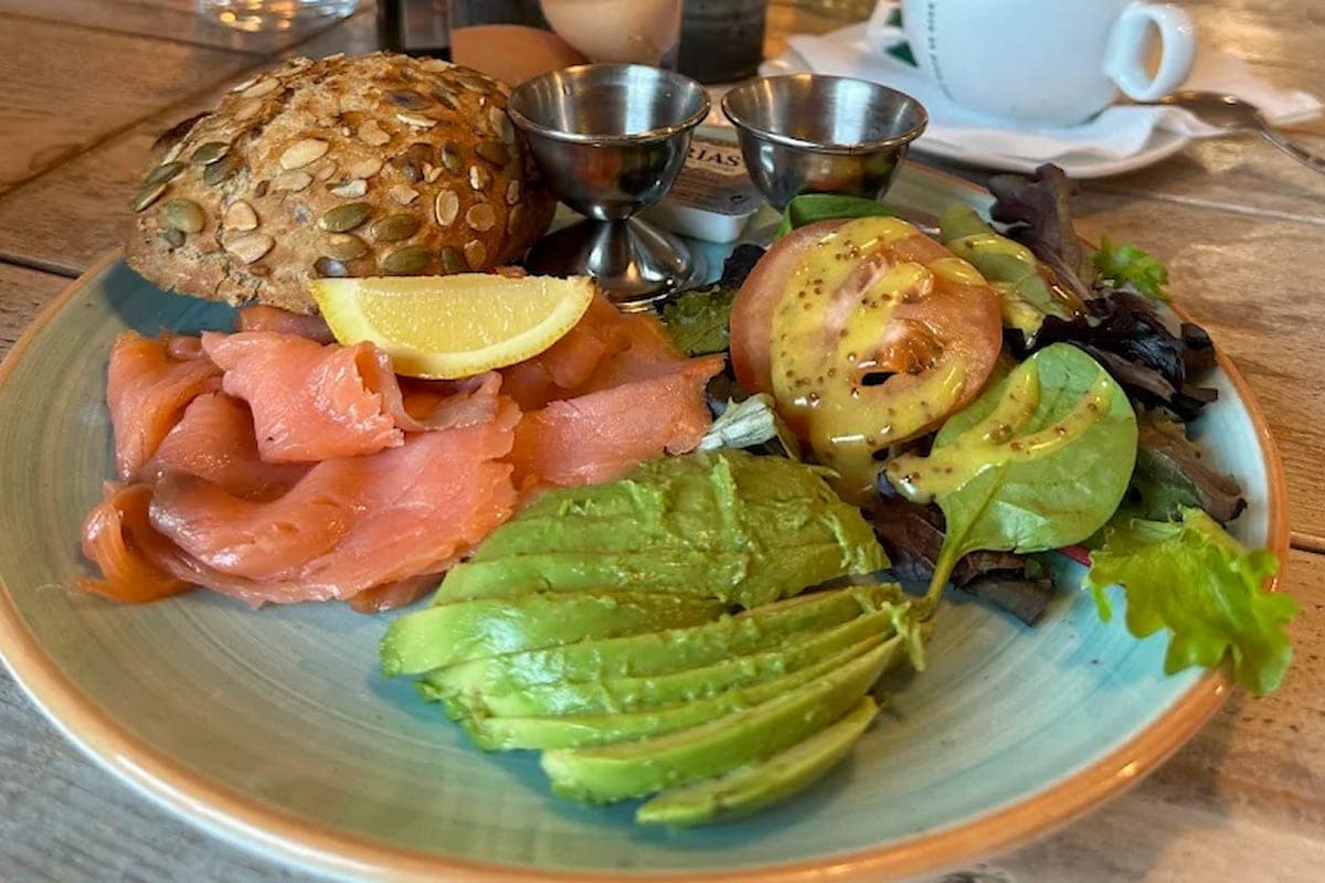 Breakfast at Mama’s Eat Drink Chill Marbella – cozy café with bowls, cakes and coffee