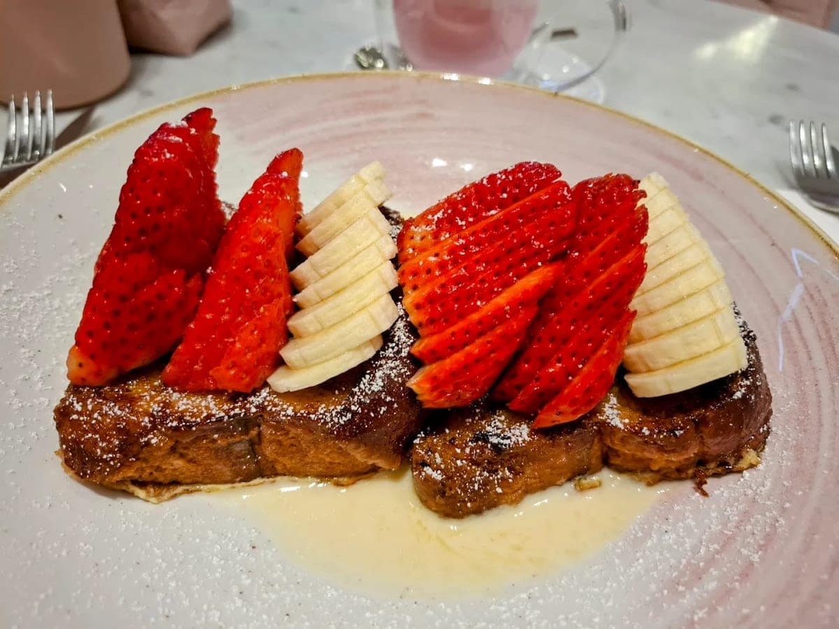 Rosas Café Marbella – stylish breakfast and brunch spot with Instagram-worthy dishes