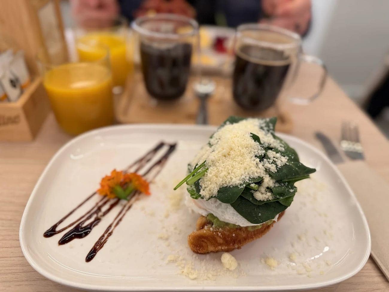 Kafein Marbella – trendy breakfast café with croissants, cakes, eggs royale and colorful lattes